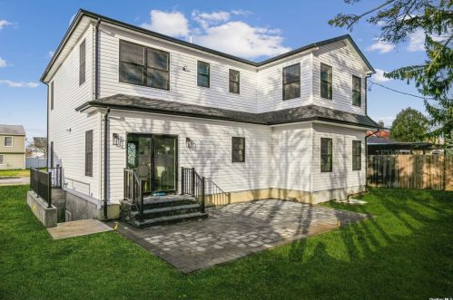 57 Bobwhite Ln, Hicksville NY  11801-4520 exterior