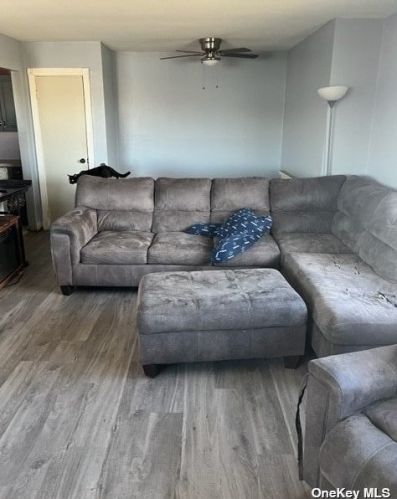 339 Riviera Pkwy, North Lindenhurst, NY 11757-6322