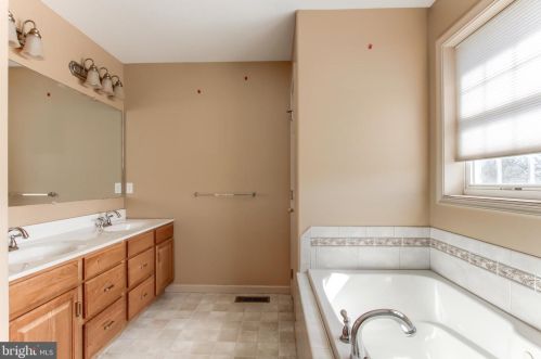 3200 Jonagold Dr, Harrisburg PA 17110-9128 exterior