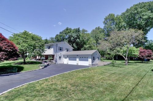 10 Victoria Dr, Airmont, NY 10901-6623