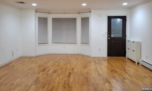 322 Palisades Blvd, Palisades Park NJ  07650-1739 exterior