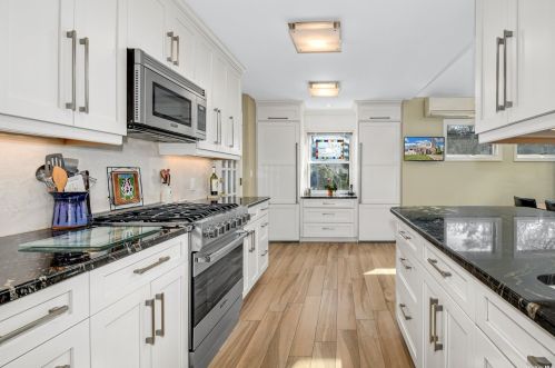 51 Mayflower Ave, Williston Park NY  11596-1517 exterior
