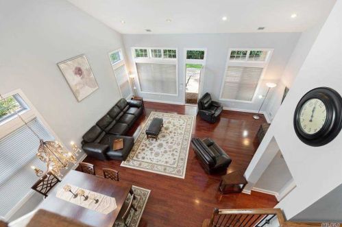 33 Concerto Ct, Eastport NY  11941-1628 exterior