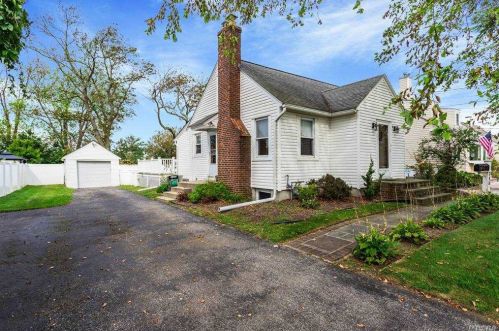 290 Baylawn Ave, Copiague, NY 11726-5006