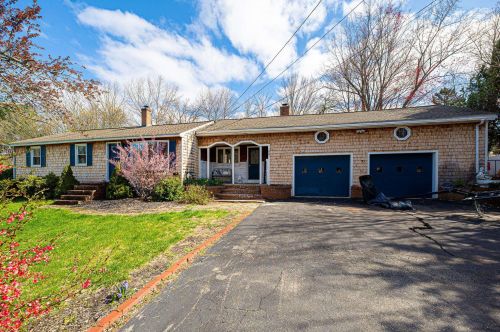8 Briar Ave, Salem, NH 03079-2635