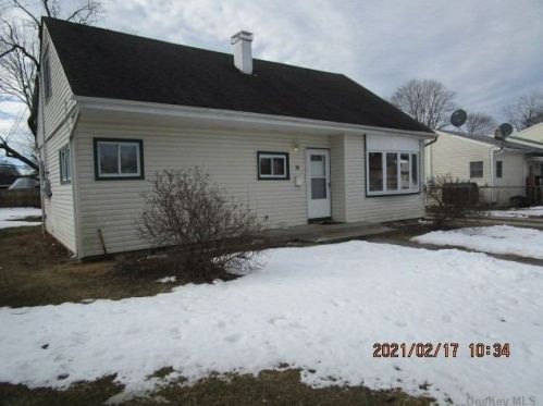 31 Emerald Ln, Amityville, NY 11701-2011