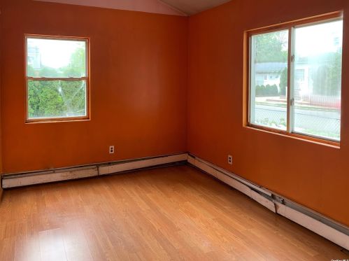 632 Roman Ave, Westbury NY  11590-3548 exterior