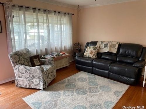 406 Old Farmingdale Rd, Babylon NY  11704-6424 exterior