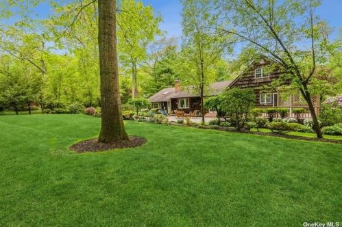 1 Ponderosa Dr, Huntington Station, NY 11747-2404