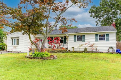 147 Giller Ave, Holbrook, NY 11741-3214