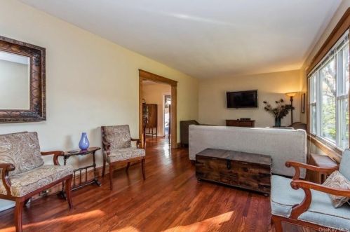 391 Kings Hwy, Valley Cottage NY 10989-1527 exterior