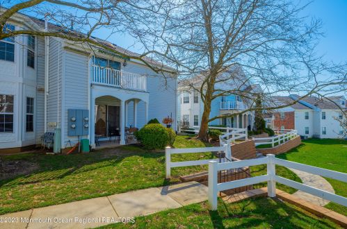 234 Tulip Ln, East Freehold NJ  07728-4105 exterior