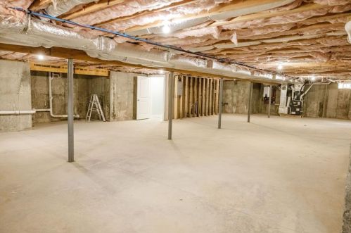 10 Woodward Rd, Lincoln RI  02865-4917 exterior