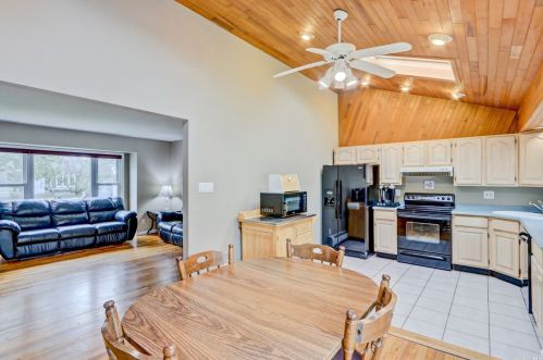 212 29th St, North Lindenhurst, NY 11757-3615