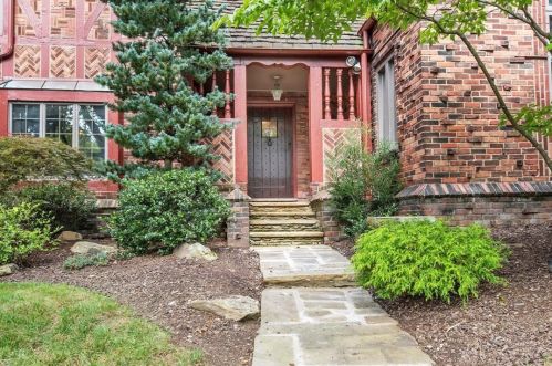 44 Woodhaven Dr, Pittsburgh, PA 15228-1547
