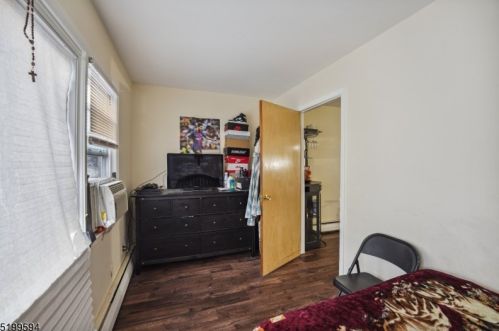 10 Charles St, Roselle Park NJ  07204-2201 exterior