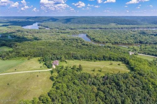 34745 Winegar Ln, Prairie Du Chien, WI 53821-8635
