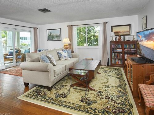 628 7th Ave, Naples, FL 34102-6755