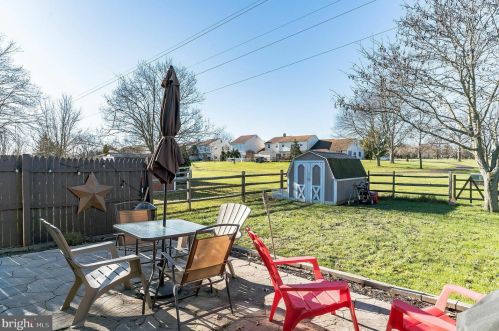 527 Spring Hill Dr, Harleysville PA  19438-2242 exterior