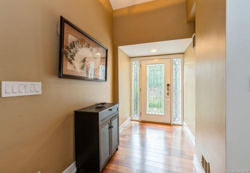 120 Wood Hollow Ln, New Rochelle, NY 10804-3423