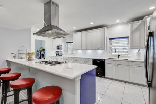 2801 Dominique Dr, Galveston TX 77551-1570 exterior