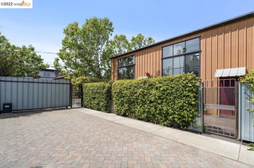 2858 Helen St, Oakland CA  94608-4028 exterior