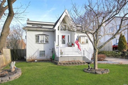 111 Rosemary Ln, South Setauket, NY 11720-4413