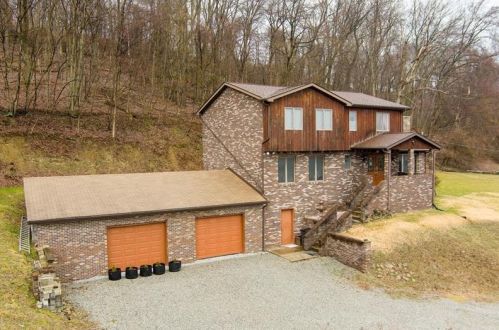 930 Darlington Ave, Jeannette, PA 15644-1304