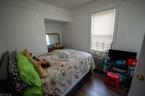 44 Chadwick Ave, Newark NJ 07108-1529 exterior