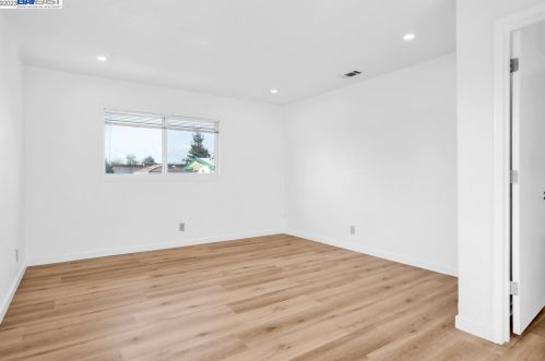 221 Cambridge Ave, San Leandro CA  94577-1825 exterior