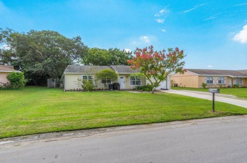 2037 Parkwood Cir, Fort Pierce, FL 34952-4817