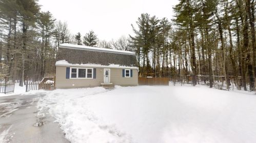 18 Bartlett St, Newton, NH 03858-3505