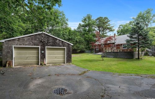 33 Springy Banks Rd, East Hampton NY  11937-3712 exterior
