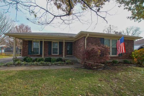 1017 King Arthur Ln, Louisville, KY 40222-4412