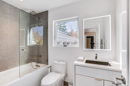 2 Blue Sea Ln, Great Neck NY  11024-1504 exterior