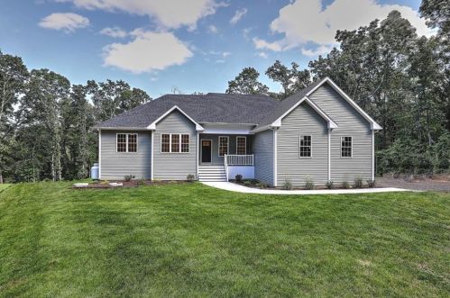 52 Pine Swamp Rd, Cumberland, RI 02864-1116