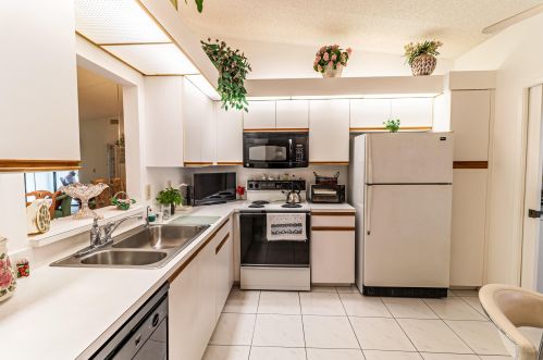 6220 Kings Gate Cir, Delray Beach, FL 33484-2427