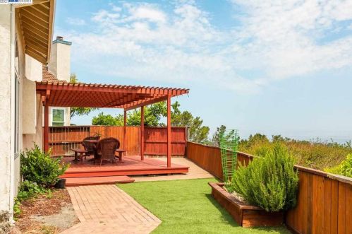 1408 Greenfield Cir, Pinole CA  94564-2136 exterior