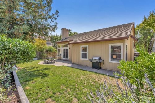 551 Shagbark St, Windsor CA  95492-8143 exterior