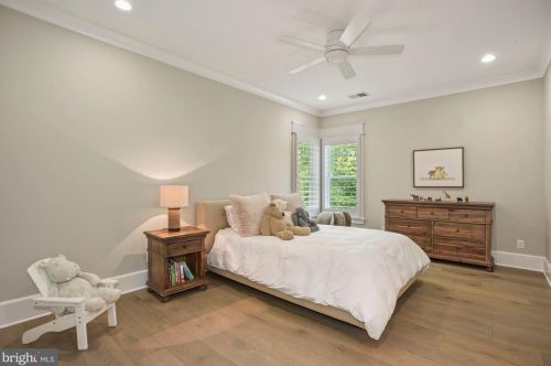 1044 Manning St, Great Falls VA  22066-1922 exterior