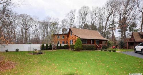17 Stillwood Rd, Brookhaven, NY 11719-9608