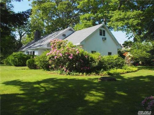 326 Woodland Dr, Brightwaters, NY 11718-1925