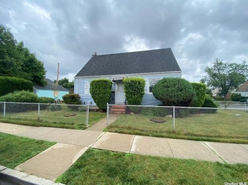87 Collins Ave, Williston Park NY  11596-1609 exterior