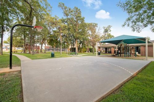 3516 Marquette Dr, Denton TX  76210-8735 exterior