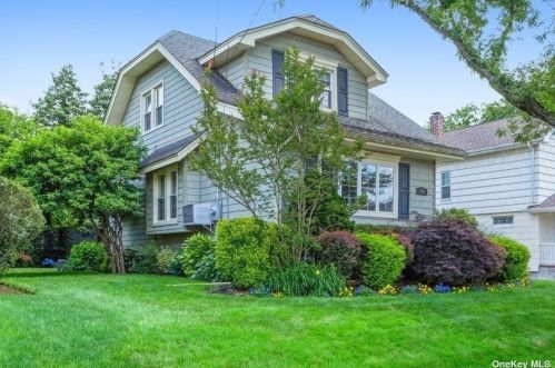 57 Daisy Ave, Floral Park, NY 11001-2520