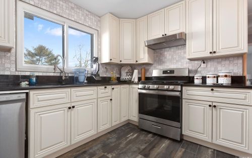 1336 5th Ave, Bayshore, NY 11706-4104