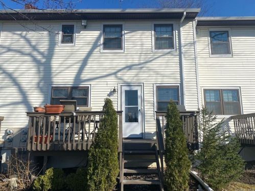 82 Somerset Dr, Airmont NY  10901-6905 exterior