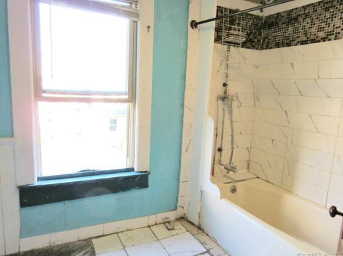 13 Manwaring St, United States Coast Guard Ac CT  06320-5619 exterior