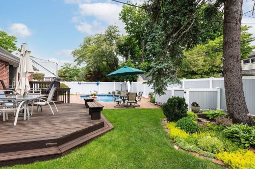 18 Reed Ln, Westbury NY  11590-1943 exterior