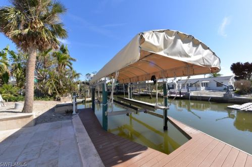 330 Madison Ct, Fort Myers Beach FL  33931-3642 exterior